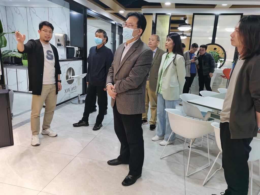 考察新辉珠宝展具有限公司